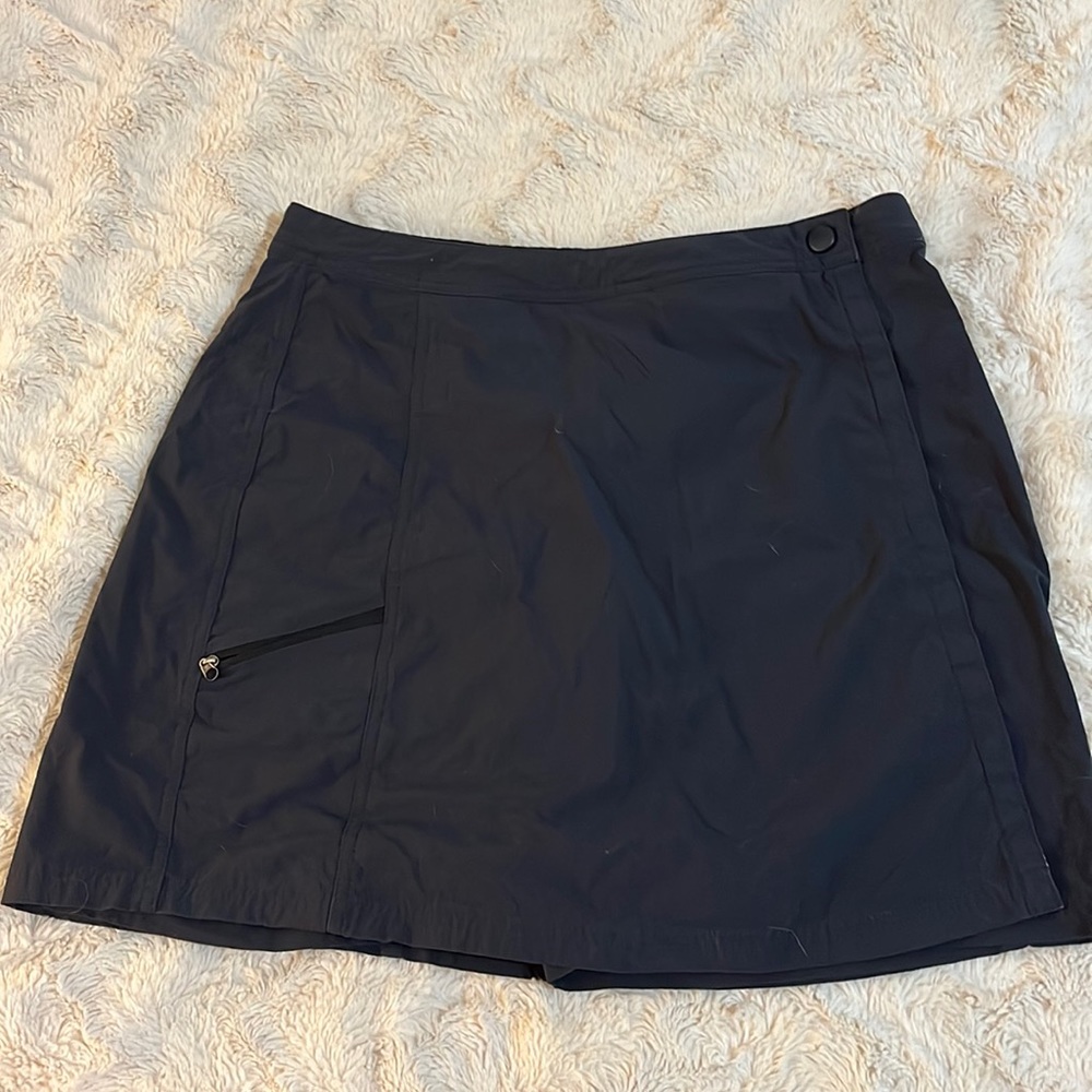 L. L. BEAN Black  Ajustable Waist 3 Zippered Pockets Comfort Trail Skort Size 8
